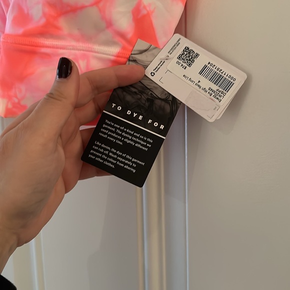 Lululemon NEW WITH TAGS - High neck Energy Bra Size 4 - Neon! - Picture 2 of 3